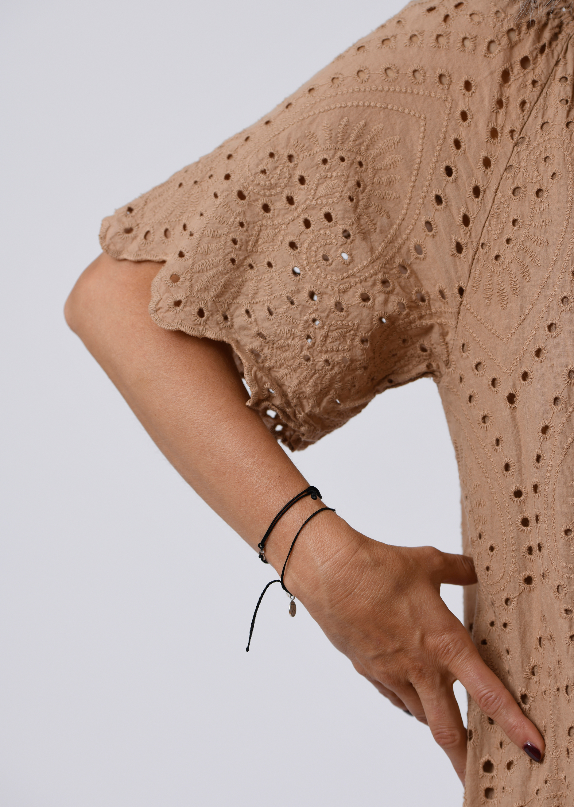 mit | Kleid SALE nougat aus langes Salzkorn-Fashion | Kleider Farbe | in Lochspitze Carmenausschnitt