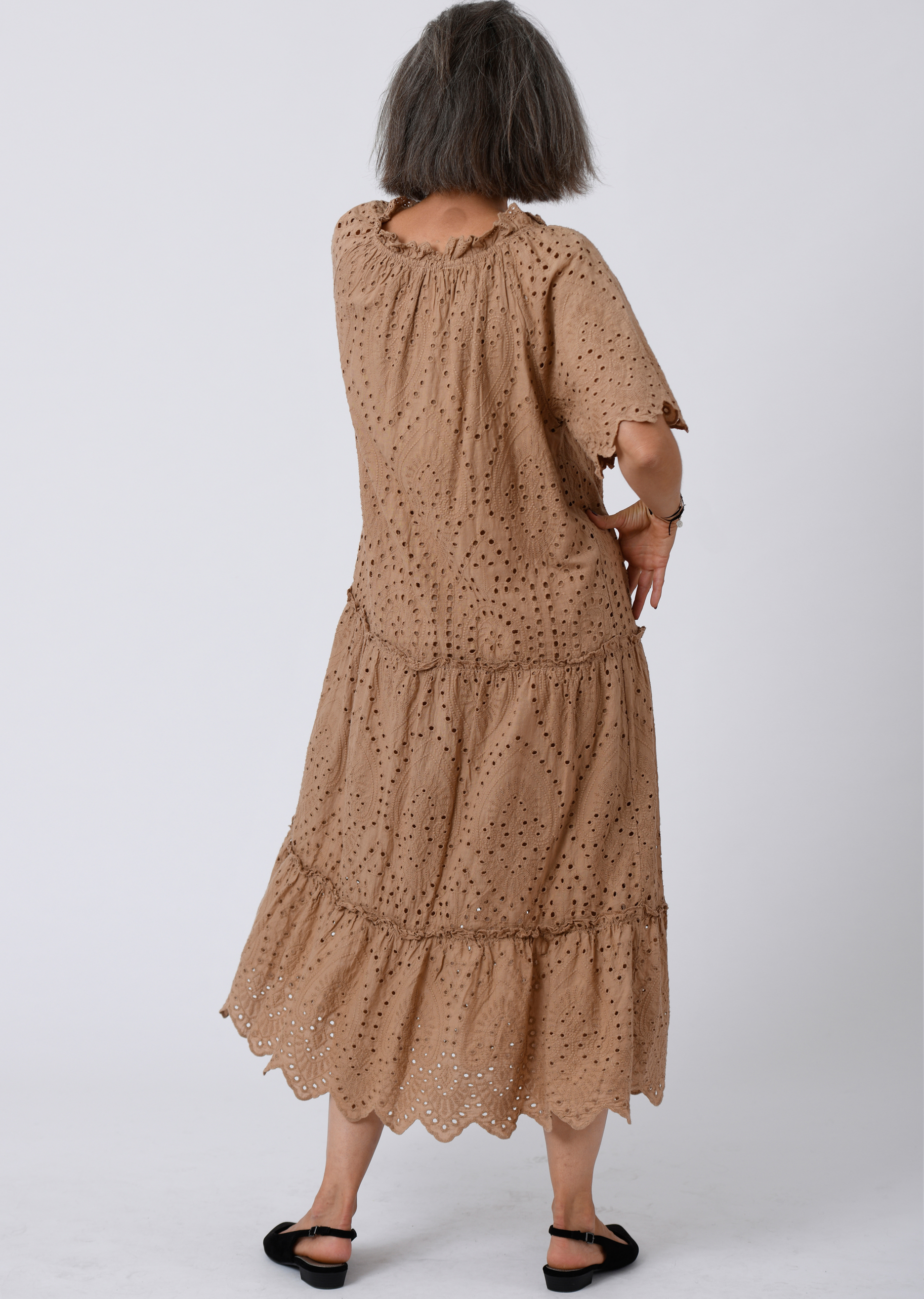 langes Kleid aus Lochspitze mit Carmenausschnitt in Farbe nougat | Kleider  | SALE | Salzkorn-Fashion