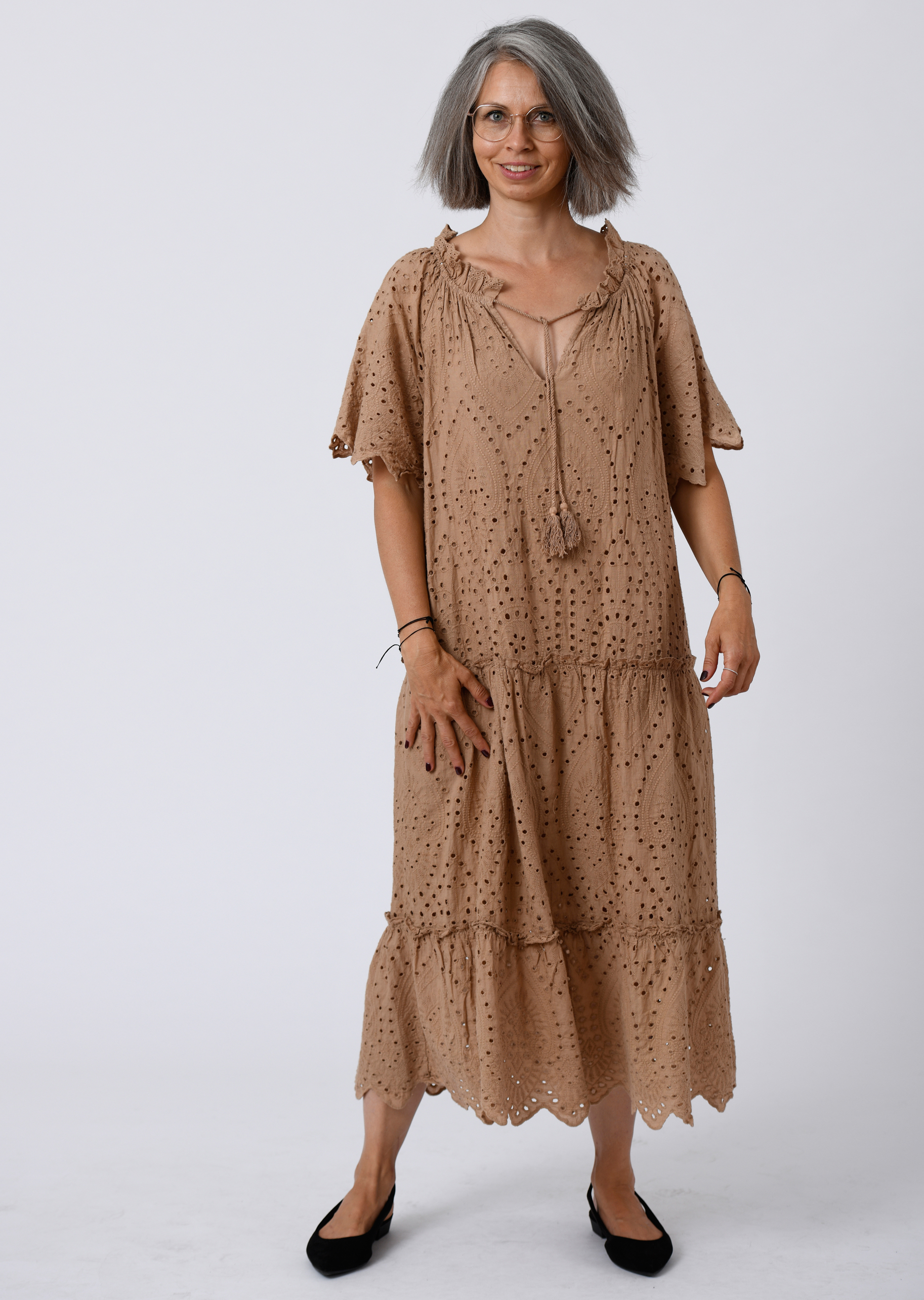 langes Kleid aus Lochspitze mit Carmenausschnitt in Farbe nougat | Kleider  | SALE | Salzkorn-Fashion